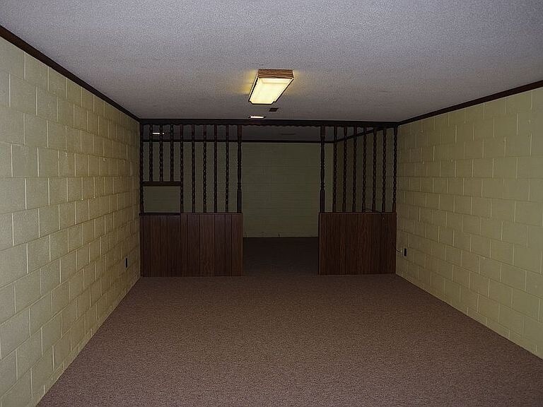 Building Photo - 1013 Maple Dr