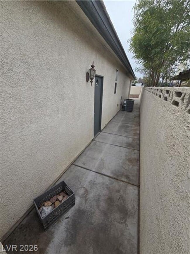 Building Photo - 2204 S Van Patten Pl