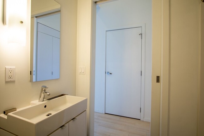 Building Photo - Chic Buckman Studio w/ Vaulted Ceilings, D...
