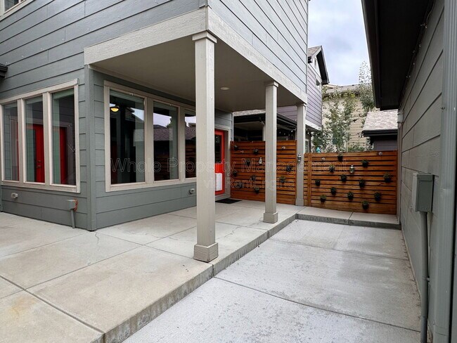 Building Photo - 6771 Larsh Dr