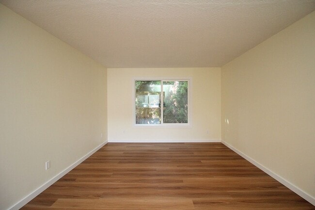 Building Photo - 1865-1865 SE Oak St