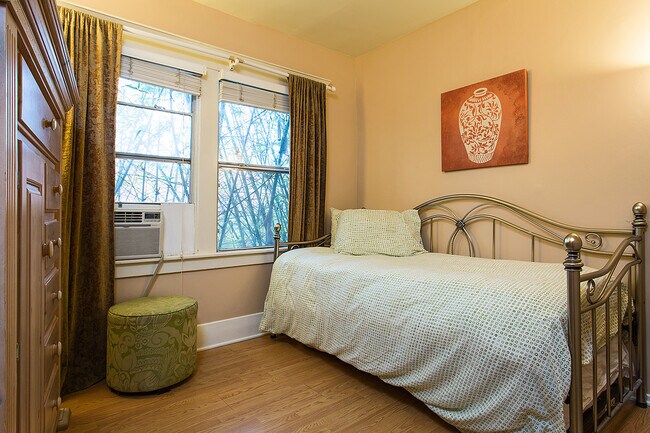 2ND BEDROOM WITH TRUNDLE - 1762 Vista Del Mar Ave