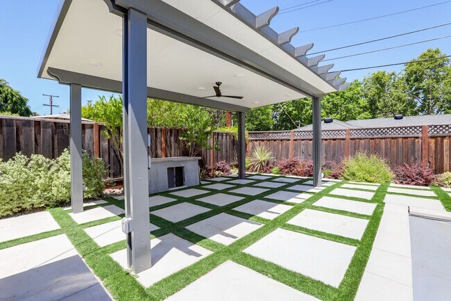 Building Photo - 4 Bed / 2 Bath Updated Redwood City Home w...