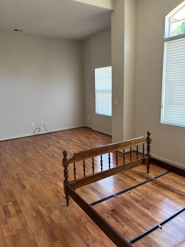 Building Photo - Spacious 3 to 4 Bedroom, 4-Bath Home in Pr...