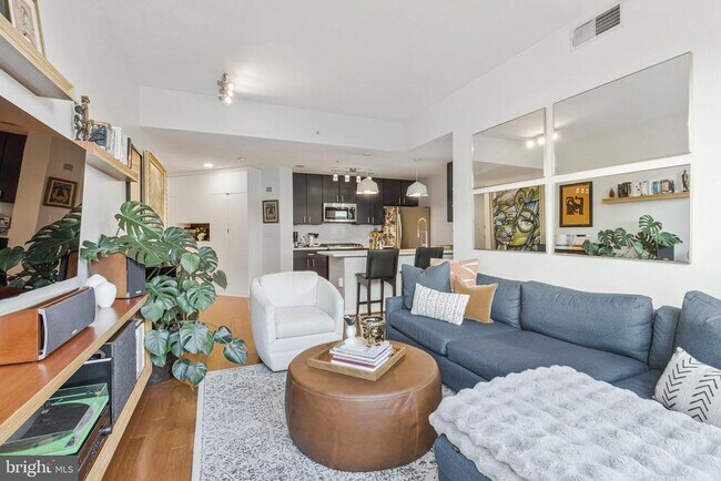 Building Photo - 1001 L St NW