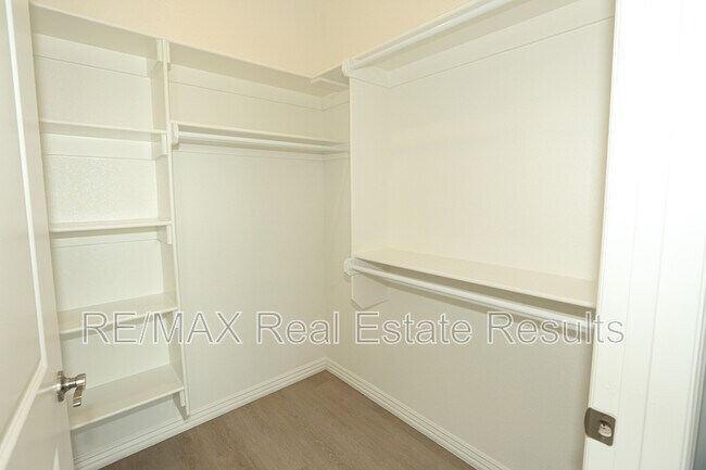 Building Photo - 1405 SW Poigai Wy