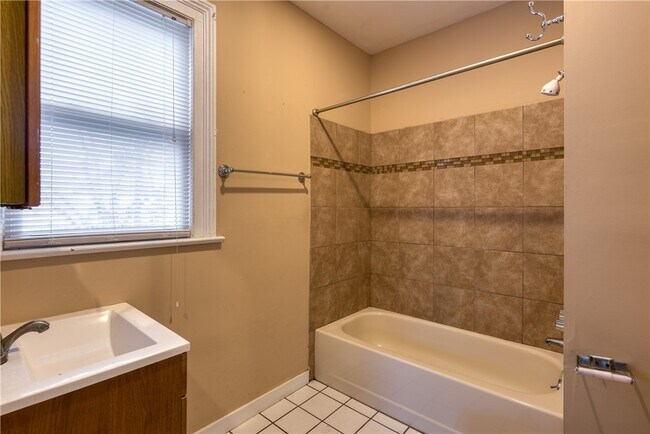 Building Photo - 779 S Goodman St