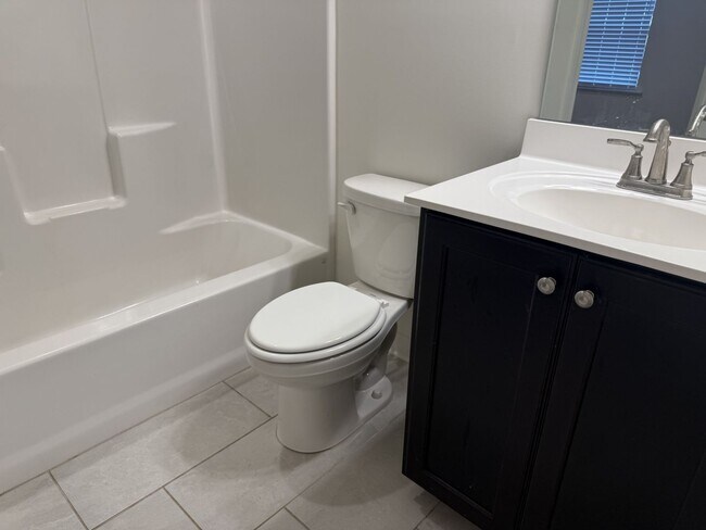 Building Photo - Beautiful 4-bedroom 3 full bathroom home i...
