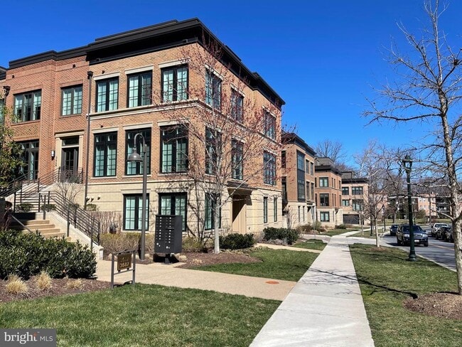 Building Photo - 3721 Chevy Chase Lake Dr