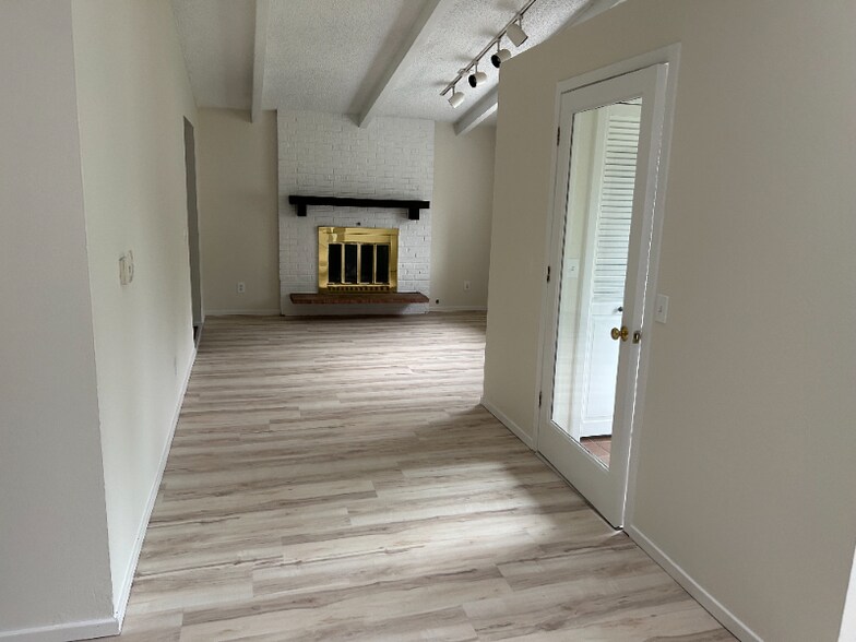 Building Photo - 2620 Lloyd Cir