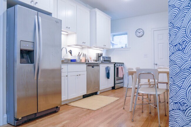 Building Photo - 27 Lambert St