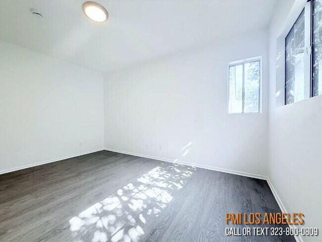 Building Photo - 10565 Camarillo St