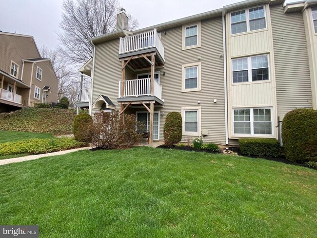 Building Photo - 745 Sparrow Ln