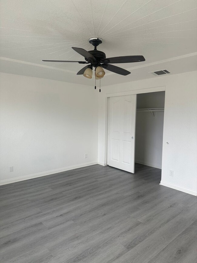 Building Photo - Charming 3 Bed, 2 Bath Home in Hesperia - Perfect for Your Family!