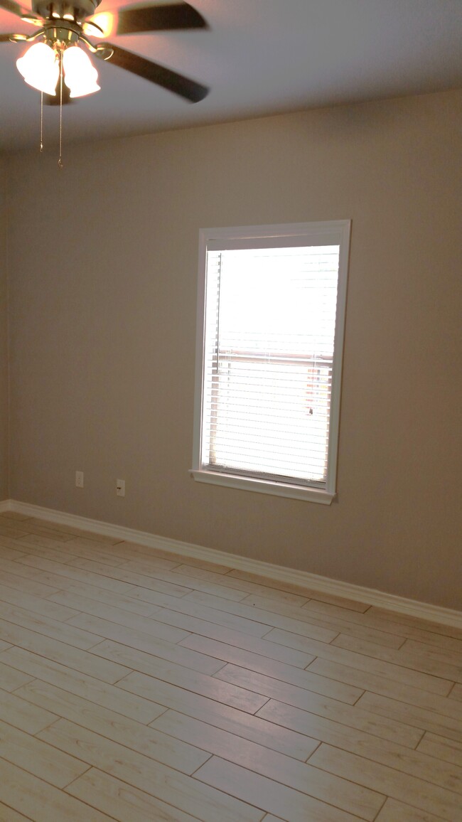 Building Photo - 220 Black Walnut Ct