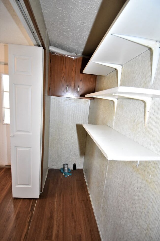 Building Photo - 3 Bedroom Pet Friendly Home For Rent in Th...