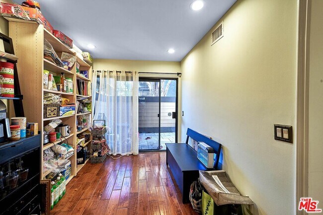 Building Photo - 421 S Van Ness Ave