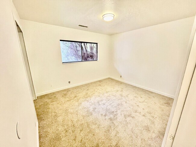Building Photo - Remodeled Three Bedroom Home in Desirable Bloomington