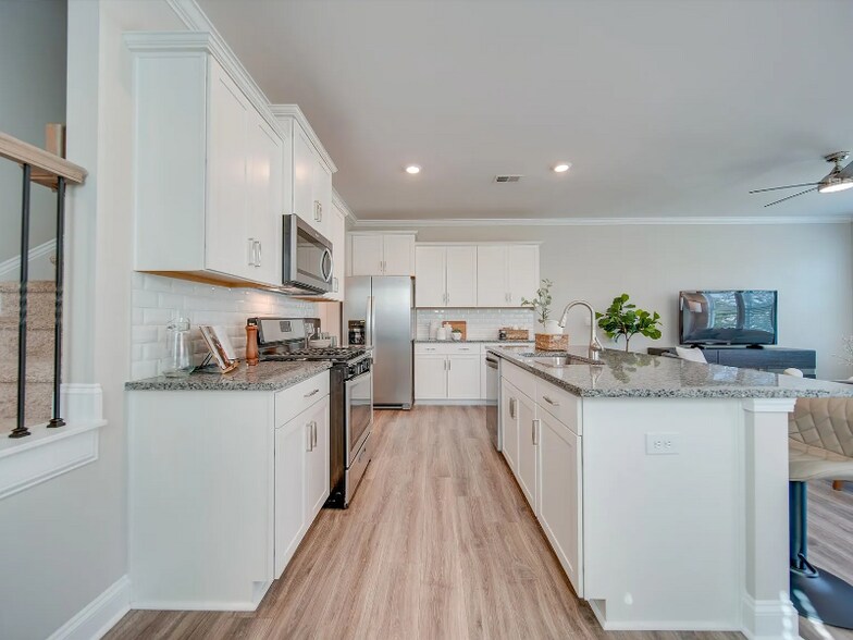 Building Photo - 574 Altamonte Dr