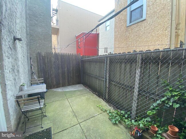 Building Photo - 1735 Bainbridge St