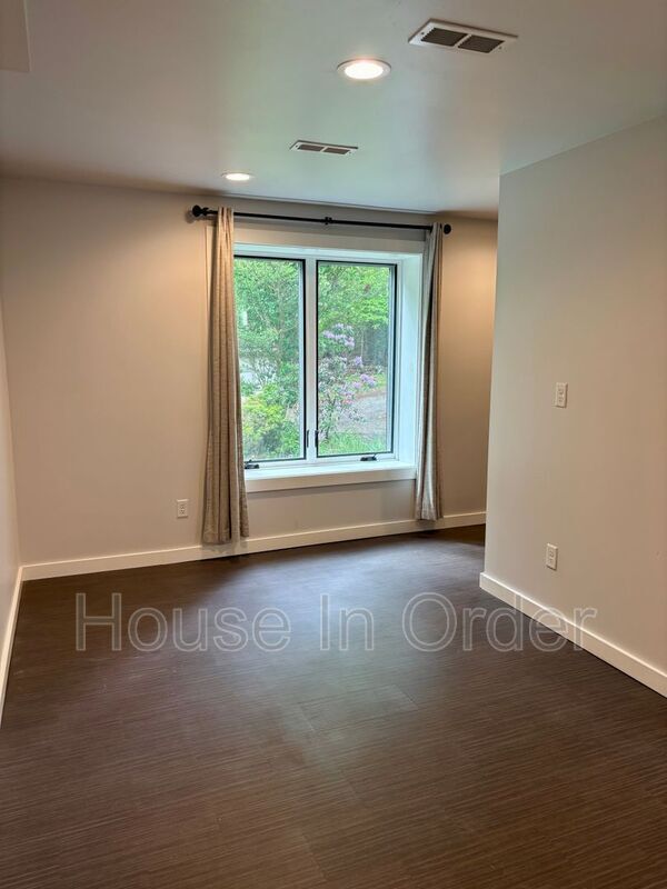 Building Photo - 12 Rockwood Ln