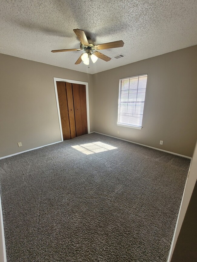 Building Photo - 3 bed 2 bath and 2 car garage!