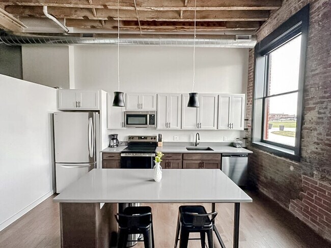 Building Photo - 604 W 4th St N