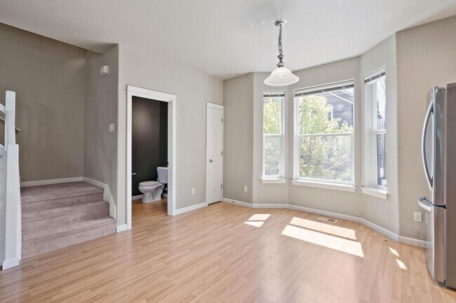 Building Photo - Bright, spacious 3-bdrm/2.5 bath Tigard townhome. Fireplace, balcony, 2-car garage, W/D