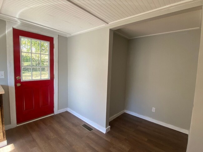 Building Photo - 2 Bedroom 1 Bath Home in Greeneville, TN