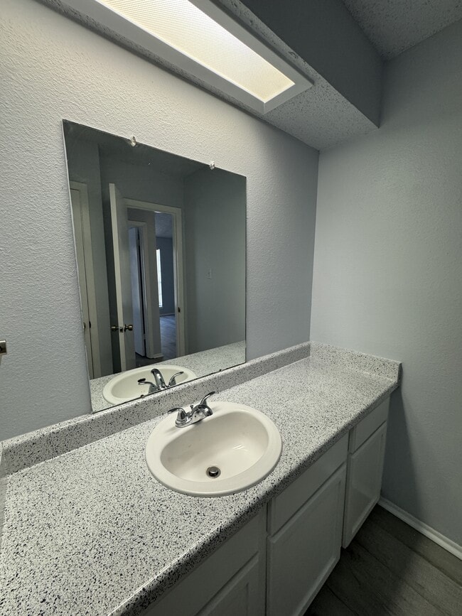 Building Photo - 2210 Capitan Dr