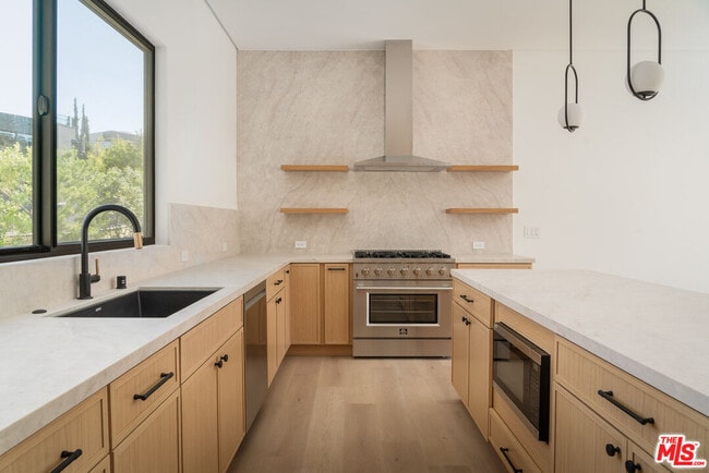 Building Photo - 1931 Sunset Plaza Dr