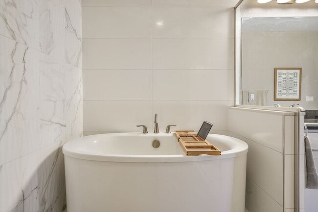 Building Photo - 1364 Vine St