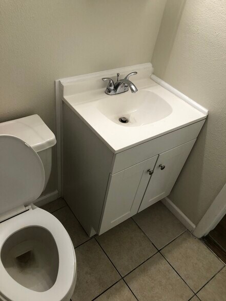 Bathroom (b) - 3827 Eiler St