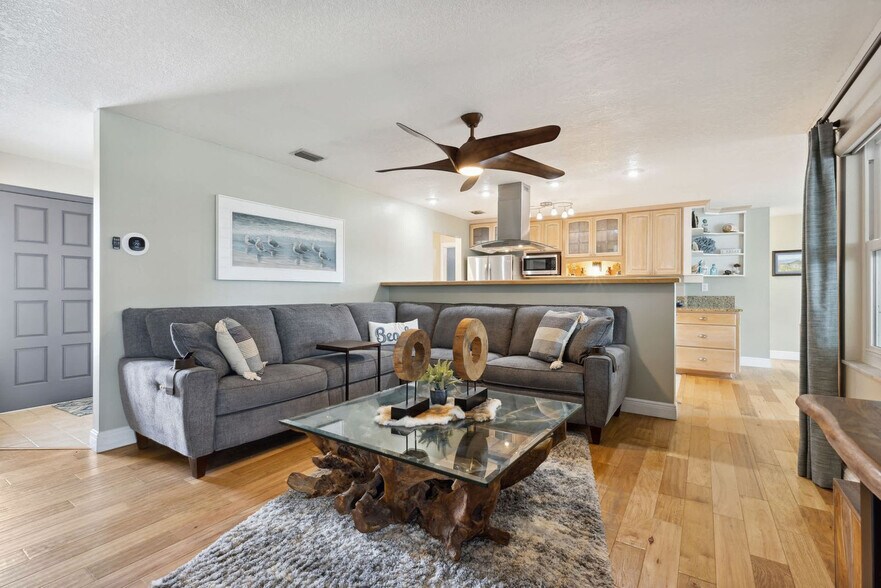 Building Photo - 12 Fairway Dr