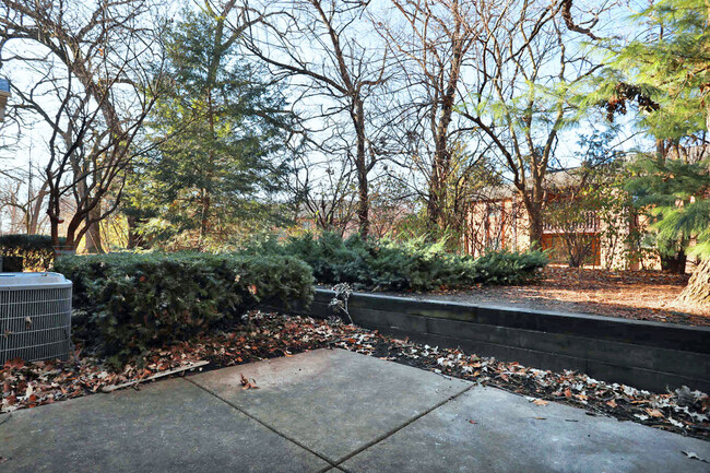 Building Photo - 724 Shady Oaks Ct