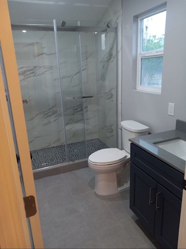 Building Photo - Commuters dream location, 1 bedroom apartment a few blocks from highway 680