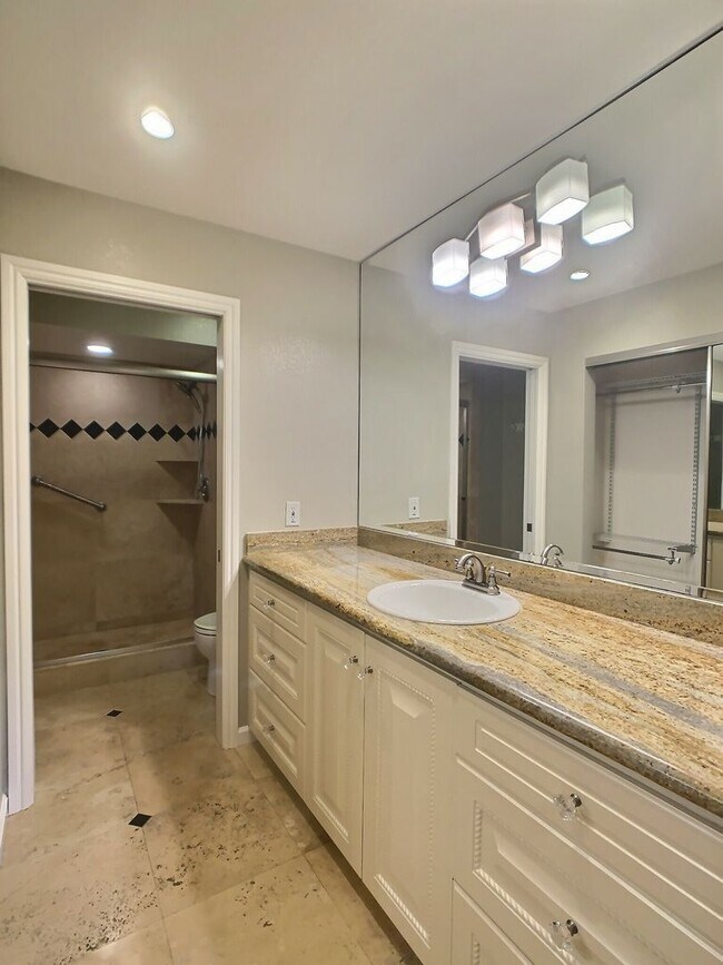 Building Photo - Dry Creek Village Townhouse!
