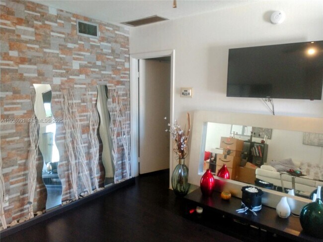 Building Photo - 609 NE 13th Ave