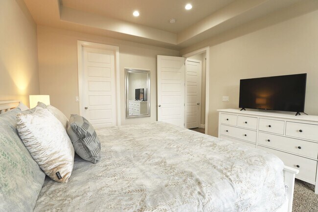 Building Photo - Pet Friendly 4 Bedroom Home!