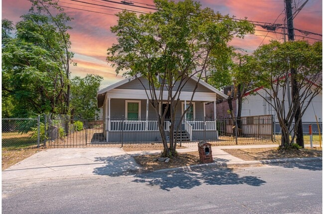 Building Photo - Charming and Modern Living Near Downtown San Antonio