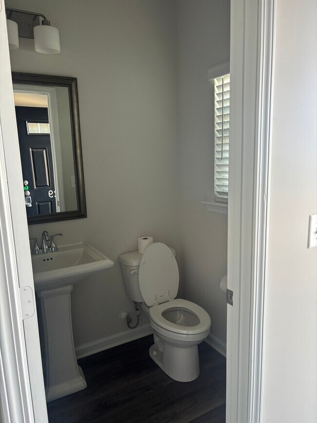 Building Photo - SPacious 3 bedroom 2 1/2 bath home