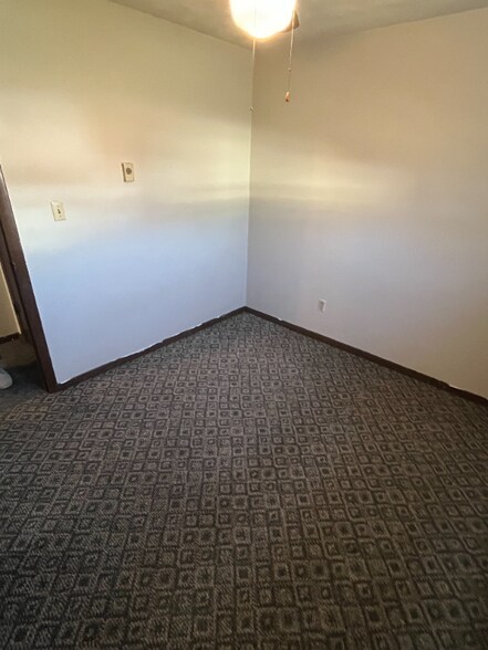 Building Photo - 509 E Staat St