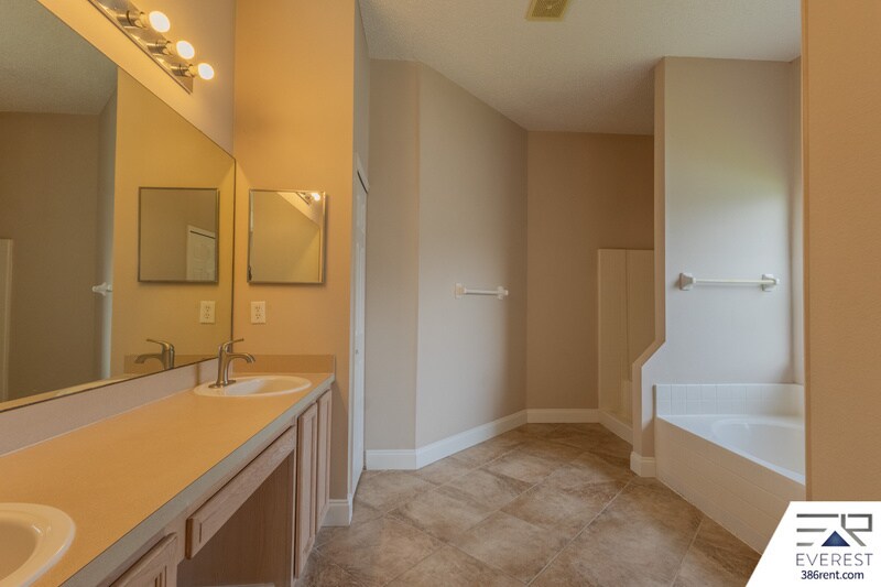 Building Photo - 14 Lysander Ln
