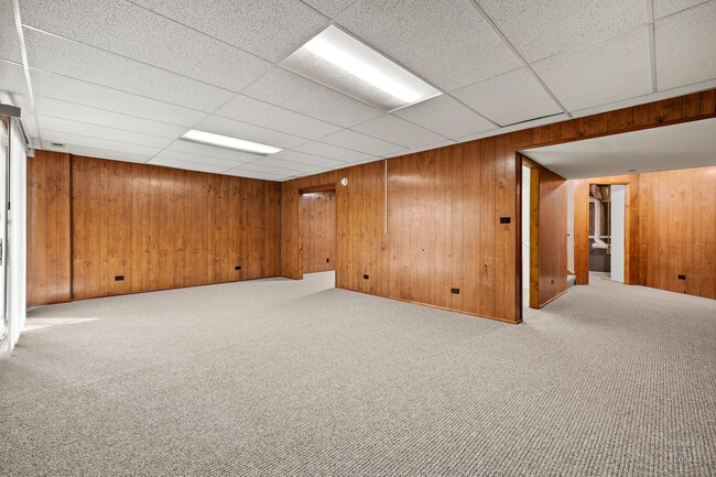Building Photo - 615 W Parkside Dr