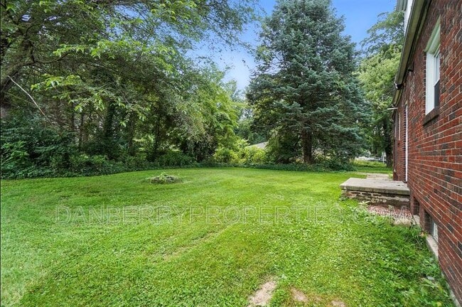 Building Photo - 822 Searles Rd