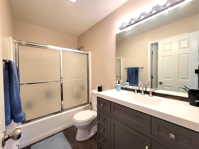 Building Photo - 306 Golden Valley Dr