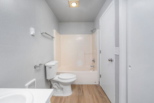 Building Photo - Large 2 bed 1.5bath townhouse