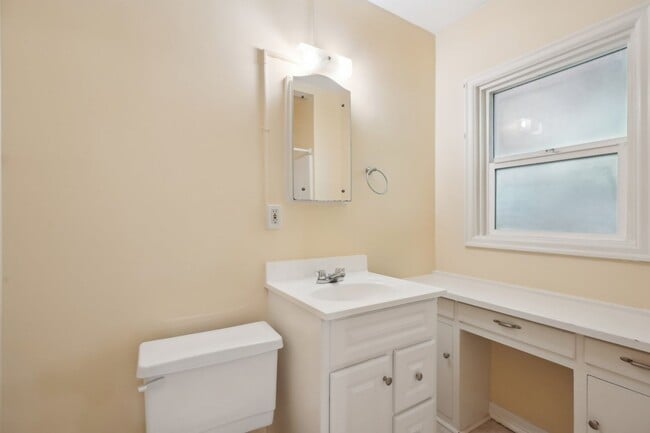 Building Photo - $500.00 off 2nd Months Rent!