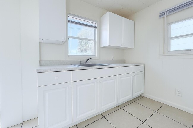 Building Photo - 605 33rd St