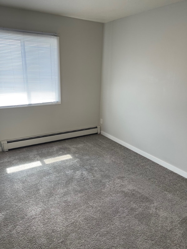 Building Photo - 633 S Dodge St